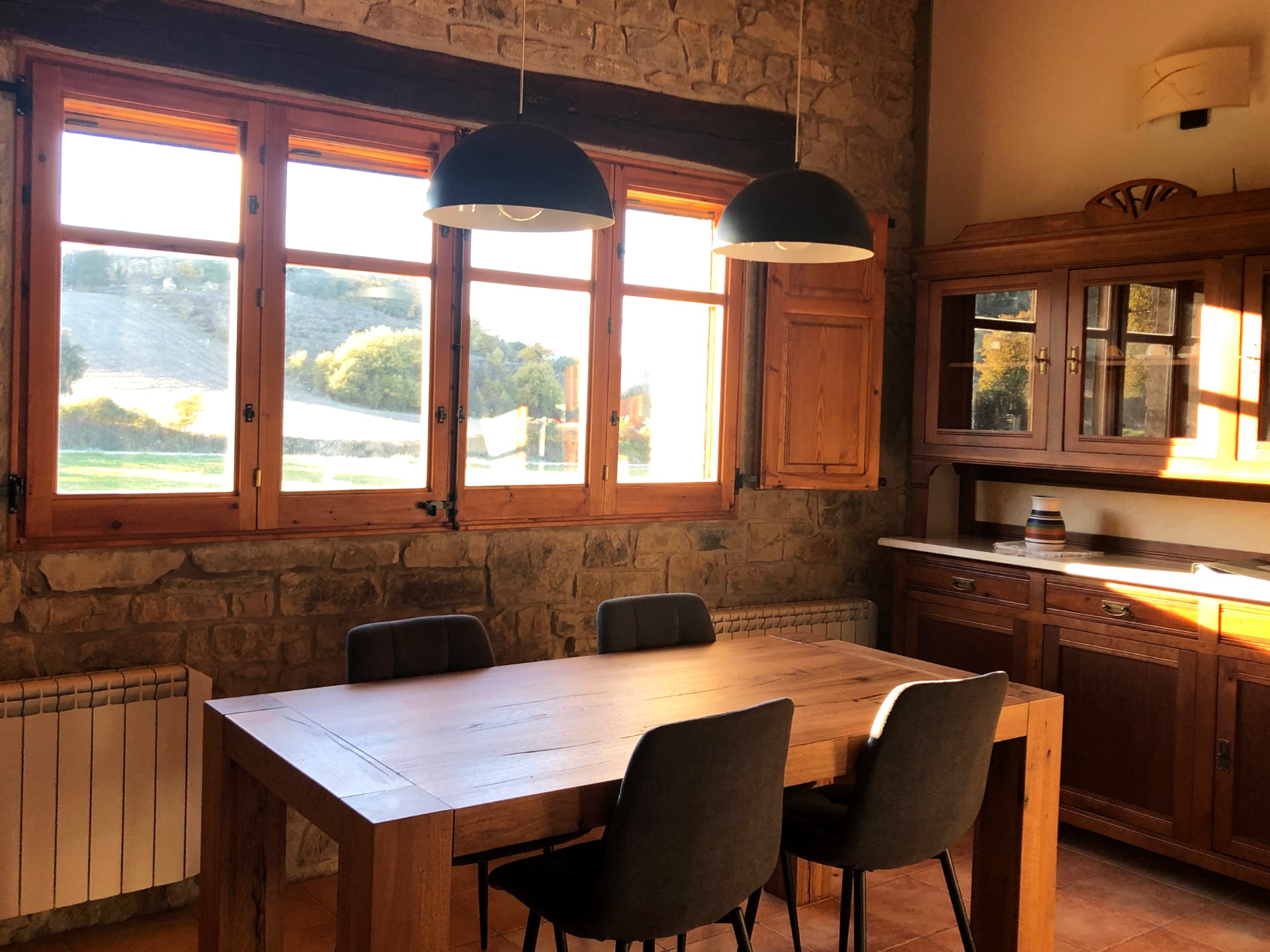 Menjador amb llar de foc